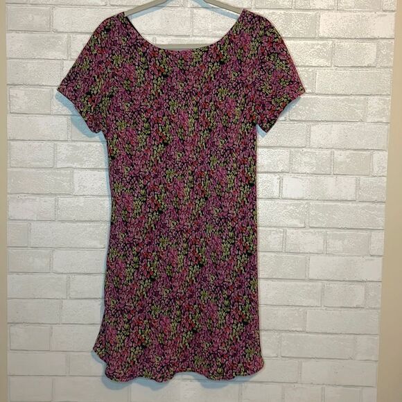 a wild thyme Dresses & Skirts - A Wild Thyme Size 14 VTG Y2K 90’s Chic floral short sleeve dress with a vibrant